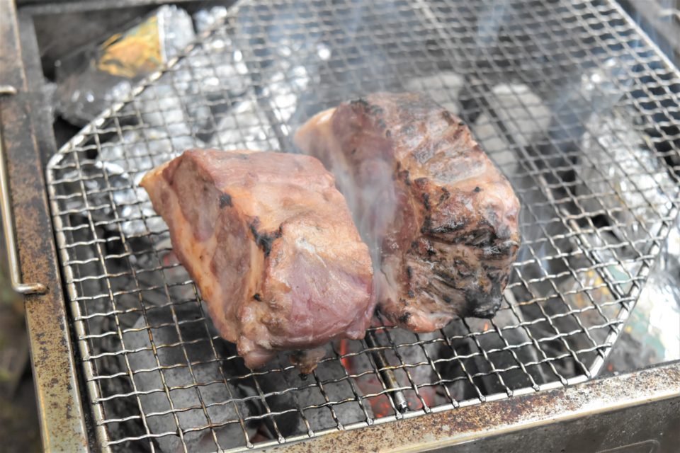 表面をこんがり焼いた豚の塊肉