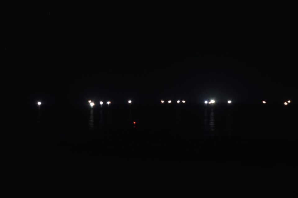 弁慶岬の沖合に集まる漁船団