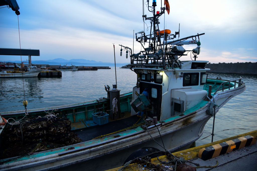 出港準備をする知内町の西村漁業部の漁船