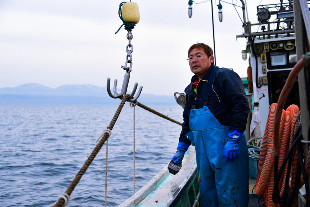 知内町の牡蠣養殖漁師の西村さん